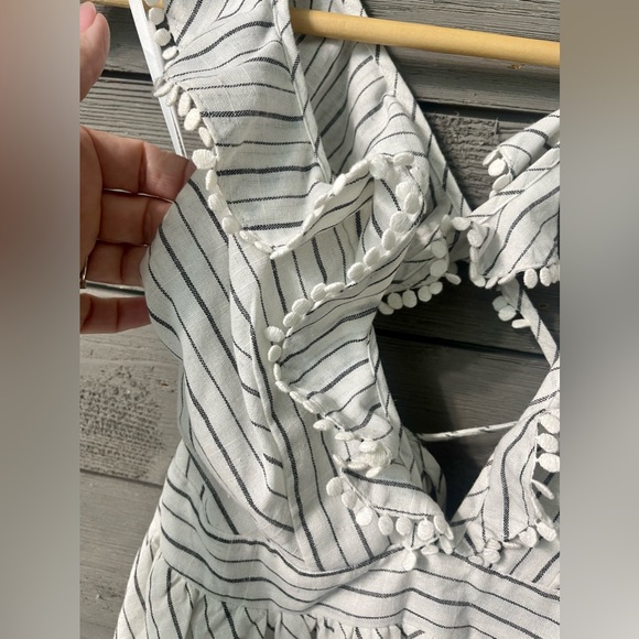 Selfie Leslie White Linen Striped Shorts Romper with across Cross Back Sz Medium - Picture 5 of 15